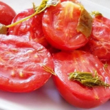 Nakládaná rajčata na plátky (recept na vaření v litrových sklenicích)